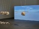 Johanna Strobel, Bonne Chance, Zweiteilig (Videowand und Skulptur aus 6 Modulen Keramikkern/Salz je 450 mm Durchmesser), 2023 - Foto: Neues Museum (Annette Kradisch)